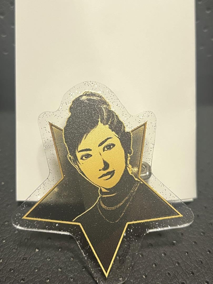 Amazon.co.jp: 龍が如く8 藤ノ宮千歳 ラメアクリルバッジ ドン